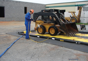 Justrite™ Washdown QuickBerm®, 10'W x 18'L x 4"H, 425 Gal.